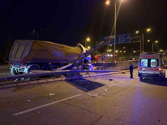 Kayseri’de tır bariyerlere girdi: 1 yaralı 6