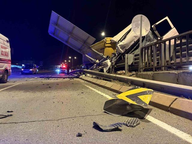 Kayseri’de tır bariyerlere girdi: 1 yaralı 4