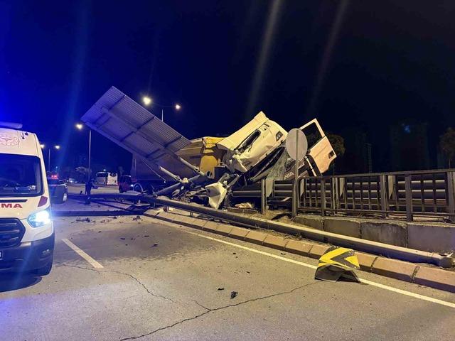 Kayseri’de tır bariyerlere girdi: 1 yaralı 2