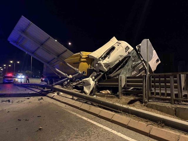 Kayseri’de tır bariyerlere girdi: 1 yaralı 1