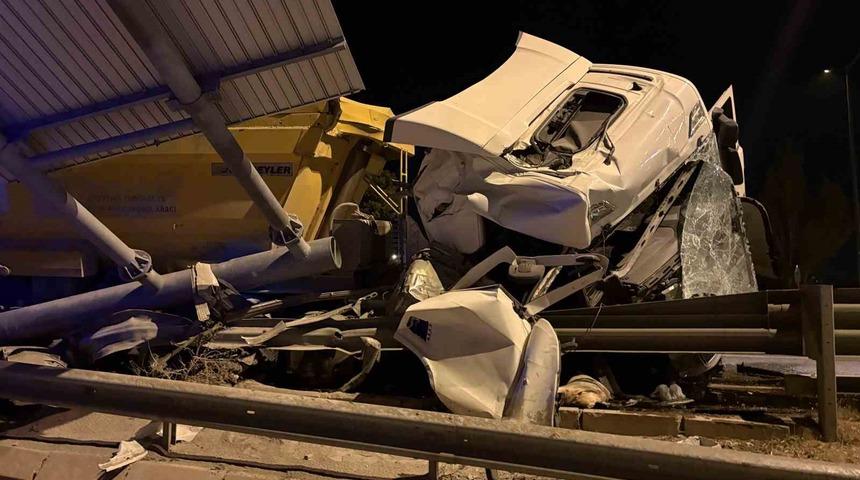 Kayseri’de tır bariyerlere girdi: 1 yaralı