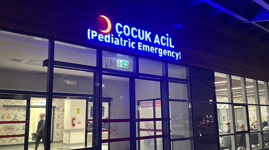 Okul gezisi dönüşünde 28 lise öğrencisi fenalaştı: Zehirlenme şüphesiyle acil hastaneye kaldırıldı! 