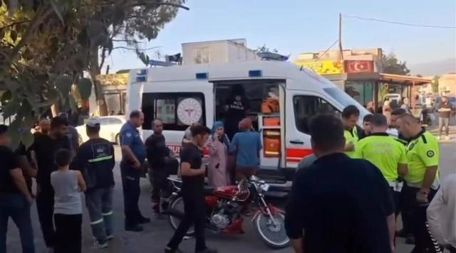 Kazada savrulan motosikletin sürücüsü yaşlı çiftin üzerine uçtu: 4 yaralı 3