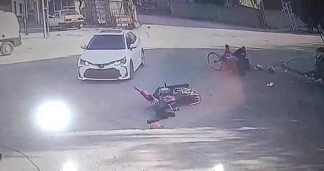 Kazada savrulan motosikletin sürücüsü yaşlı çiftin üzerine uçtu: 4 yaralı 2