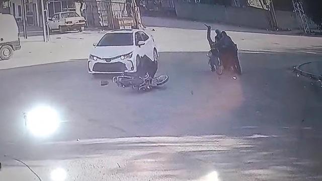 Kazada savrulan motosikletin sürücüsü yaşlı çiftin üzerine uçtu: 4 yaralı 1