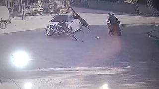 Kazada savrulan motosikletin sürücüsü yaşlı çiftin üzerine uçtu: 4 yaralı