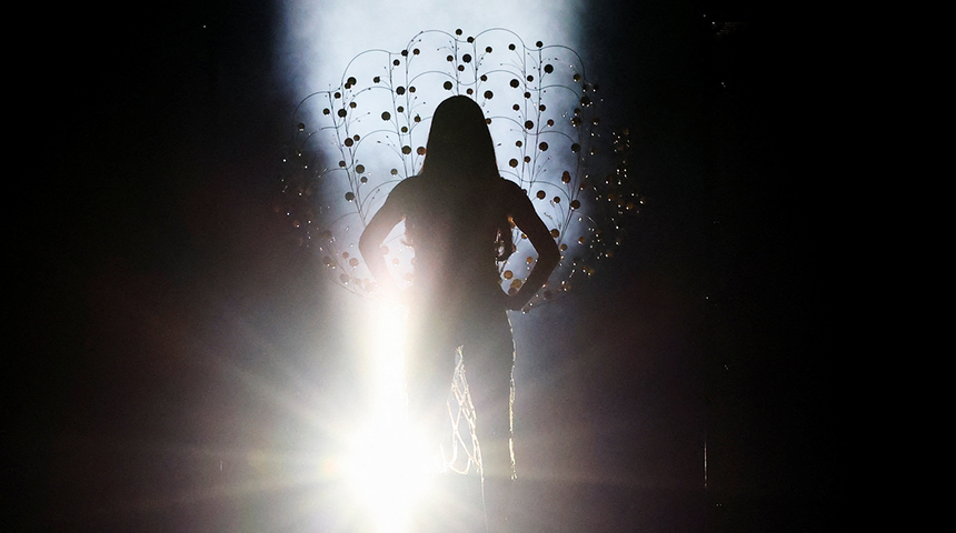 Jasmine Tookes, Victoria’s Secret defilesine 9 aylık hamile olarak çıktı