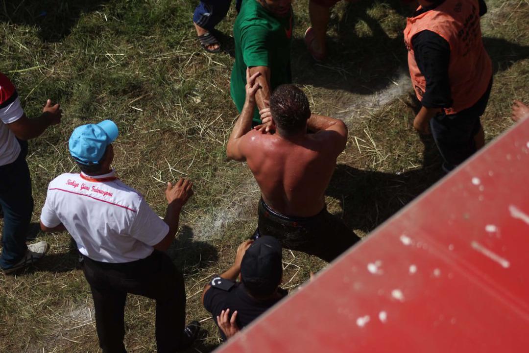 Kırkpınar'da saha karıştı, yumruklar konuştu!