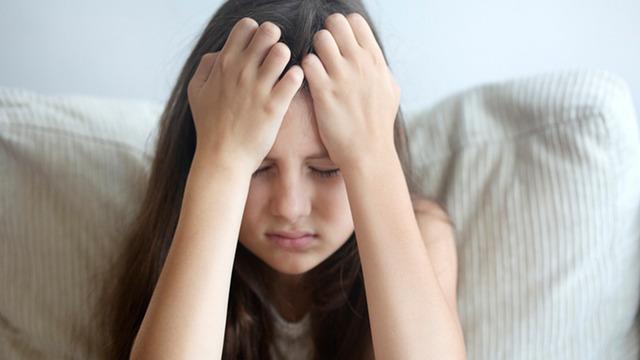 Çocuğunuzun baş ağrısı masum da olabilir, tehlikeli de: Çocuklarda baş ağrısı yaygınlaştı! Bu belirtiler varsa dikkat! En sık yapılan hatalar...