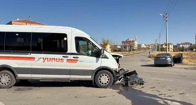 Aksaray’da otomobil ile servis minibüsü çarpıştı: 1 yaralı 4