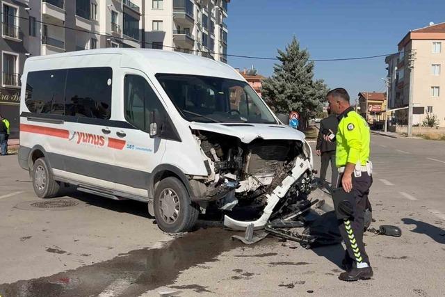 Aksaray’da otomobil ile servis minibüsü çarpıştı: 1 yaralı 3