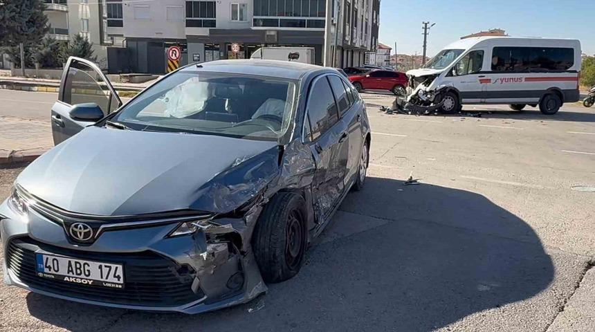 Aksaray’da otomobil ile servis minibüsü çarpıştı: 1 yaralı