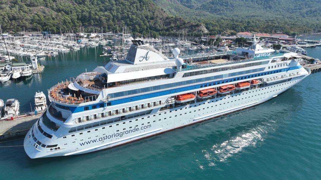 "Astoria Grande" kruvaziyeri Marmaris e 868 turist getirdi! 1