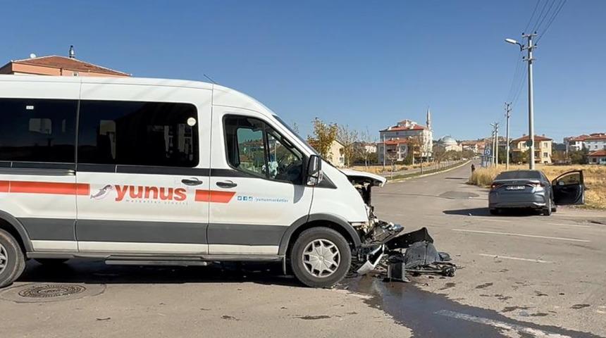 Aksaray’da otomobil ile servis minibüsü çarpıştı: 1 yaralı