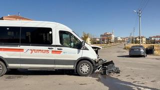 Aksaray’da otomobil ile servis minibüsü çarpıştı: 1 yaralı