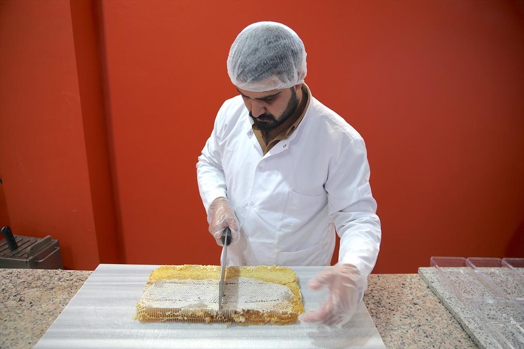  Talep çok fazla  Tesis kurdu, işi büyüttü! 20 çalışanı var  Örneği yok, ihtiyacı gördüm  8
