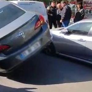 Diyarbakır'da ilginç kaza: Park halindeki 2 araca çarpıp asılı kaldı