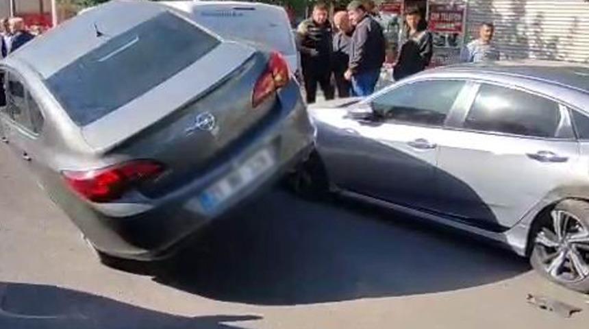 Diyarbakır'da ilginç kaza: Park halindeki 2 araca çarpıp asılı kaldı