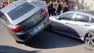 Diyarbakır'da ilginç kaza: Park halindeki 2 araca çarpıp asılı kaldı