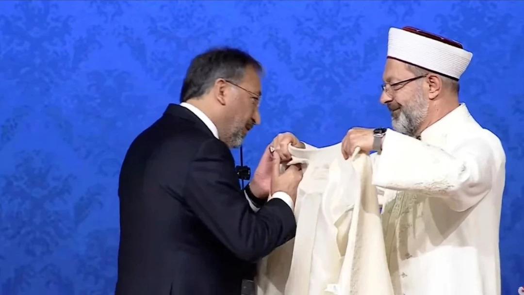 Görevi devralırken Ali Erbaş ın elini öpmüştü! Diyanet İşleri Başkanı Aparguş hakkında gündem yaratacak iddia: "Onun yaptıklarını yapmasam yeter" 3