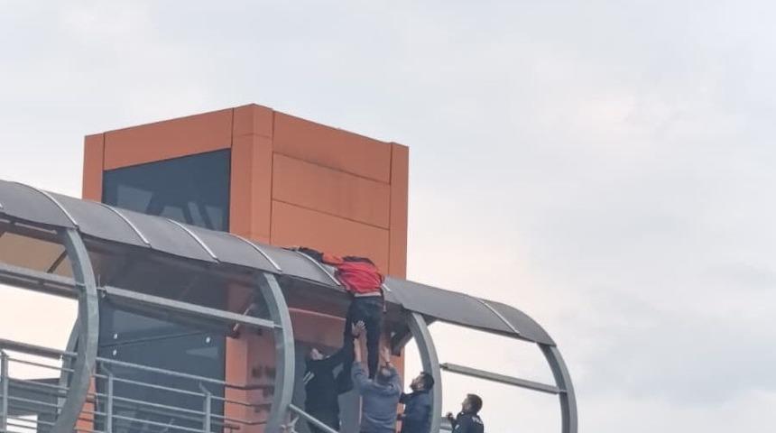 Eşi ayrılmak istedi, köprü üstüne çıktı