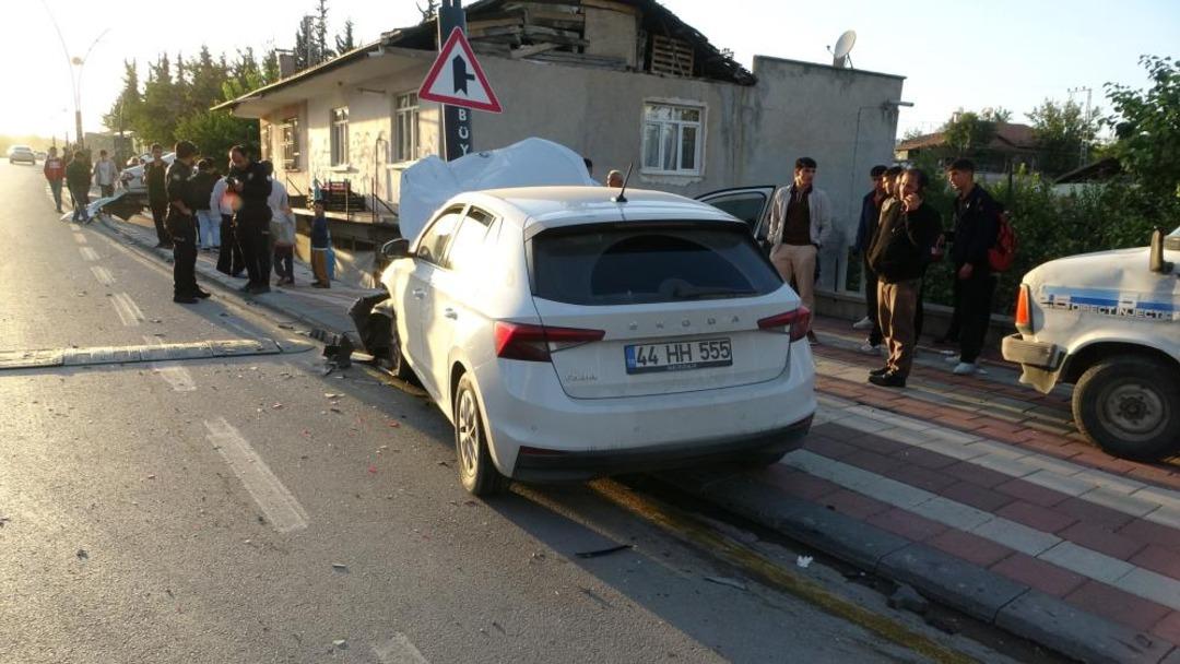 Otomobilin çarptığı araç savrularak evin balkonuna girdi: 2 si çocuk 3 yaralı 1