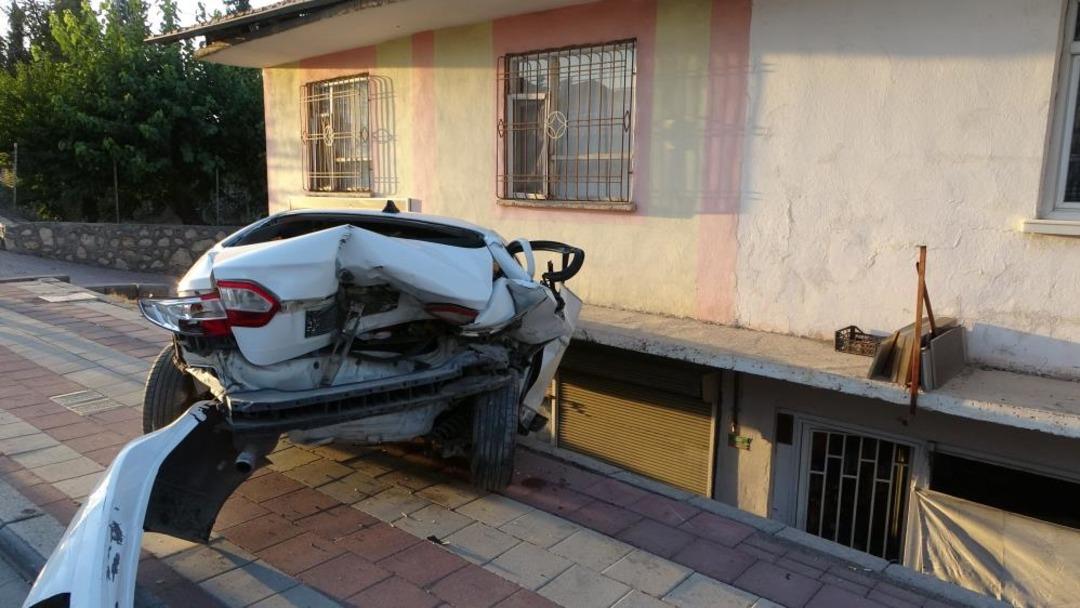 Otomobilin çarptığı araç savrularak evin balkonuna girdi: 2 si çocuk 3 yaralı 2