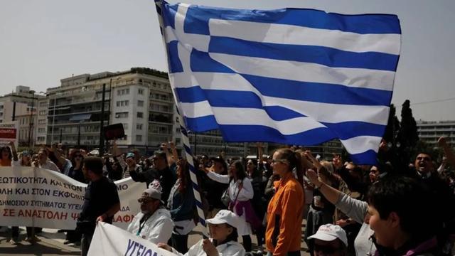 Protesto ve grevlere rağmen onaylandı, Yunanistan'da mesai 13 saate yükseldi