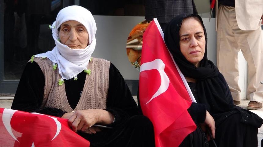 Vanlı annelerin evlat nöbeti 110'uncu haftasında: "Bu bayrağın altında doğdunuz, yine bu bayrağın altında ölün"