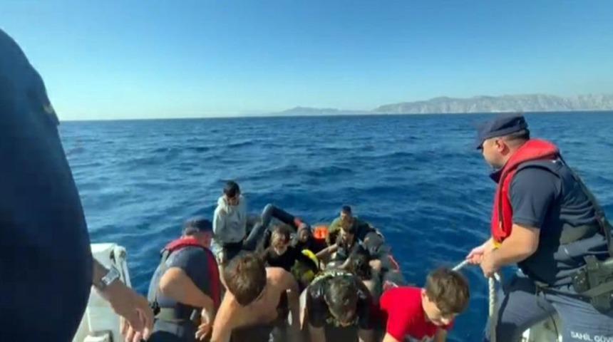 Yunanistan’ın geri ittiği 5’i çocuk 22 düzensiz göçmen kurtarıldı