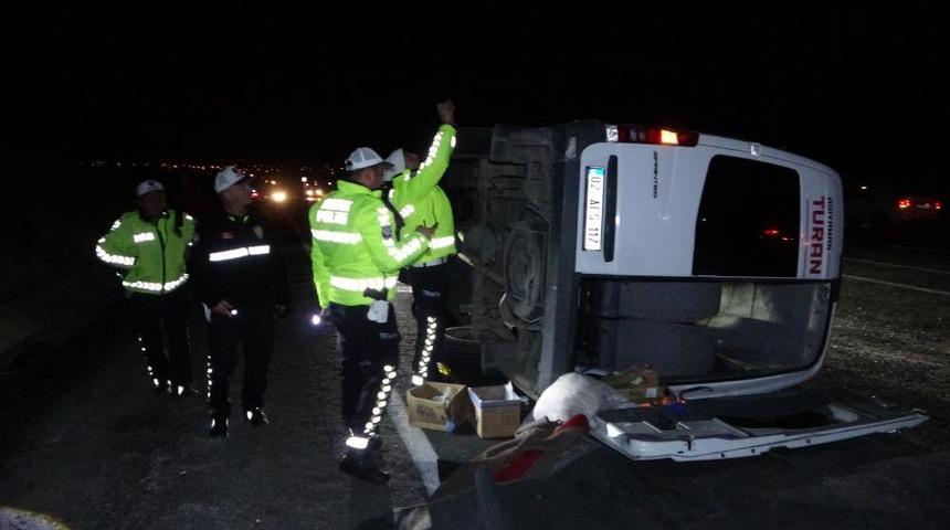 Hafif ticari araçla çarpışan tur midibüsü devrildi: 13'ü öğrenci 14 kişi yaralandı