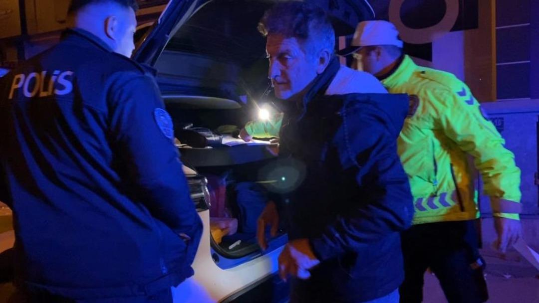 Alkollü yakalanan sürücü aracını öve öve bitiremedi 1