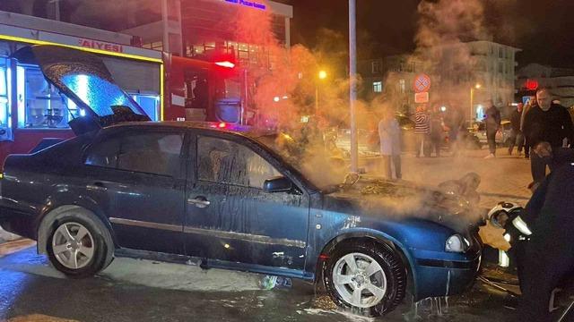 Karaman’da seyir halindeki otomobil alev alarak yandı