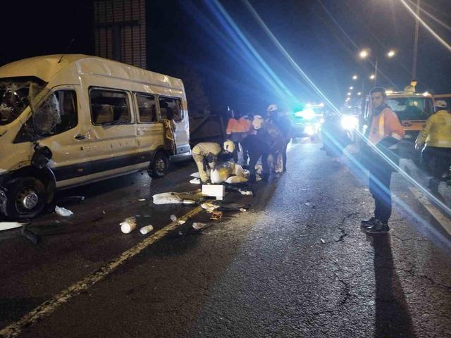 Beykoz’da seyir halindeki servis minibüsü devrildi: 3 yaralı 4