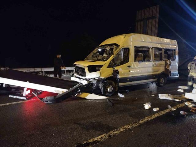 Beykoz’da seyir halindeki servis minibüsü devrildi: 3 yaralı 3