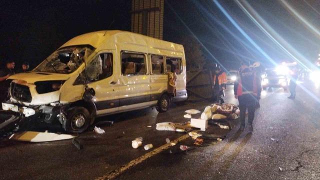 Beykoz’da seyir halindeki servis minibüsü devrildi: 3 yaralı 2