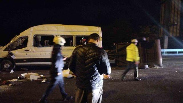 Beykoz’da seyir halindeki servis minibüsü devrildi: 3 yaralı 1