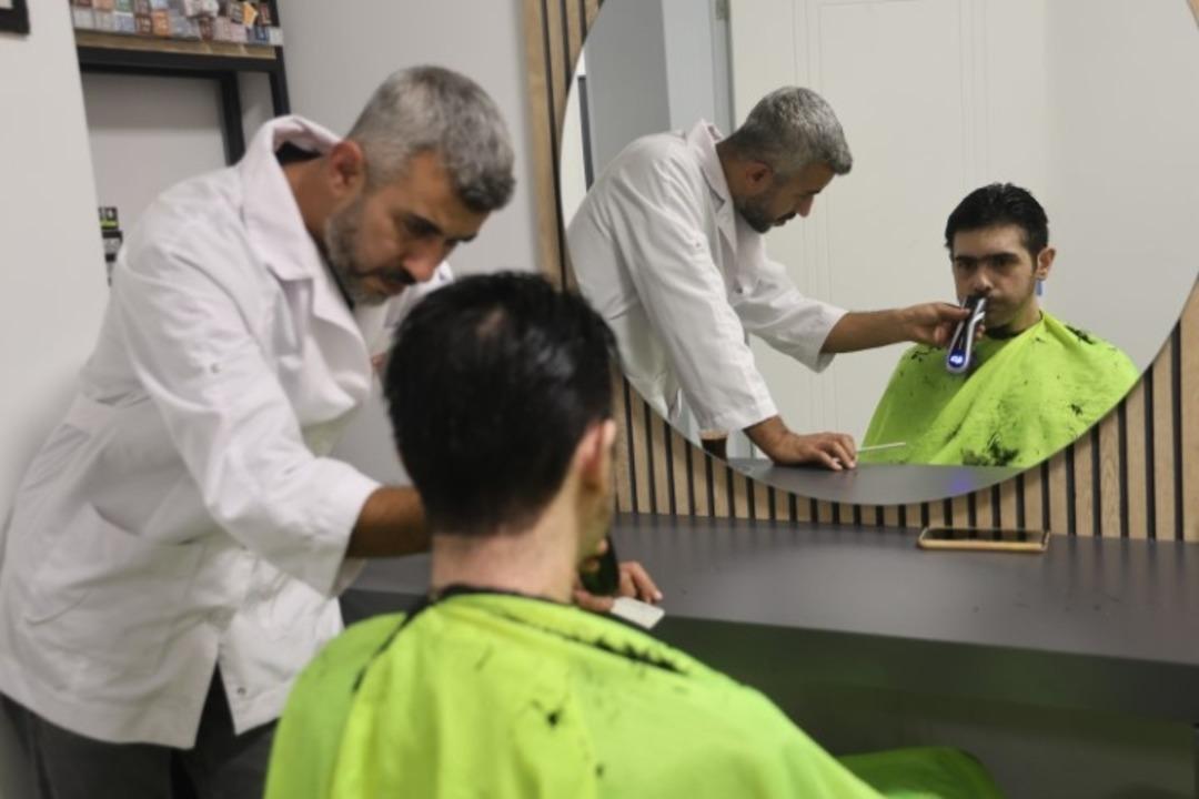 3 yıldır evden çıkmıyordu! İkna edildi, tıraş olup banyo yaptırıldı! İşte yeni hali... 4