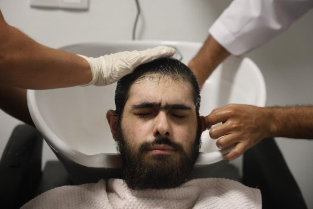 3 yıldır evden çıkmıyordu! İkna edildi, tıraş olup banyo yaptırıldı! İşte yeni hali... 5