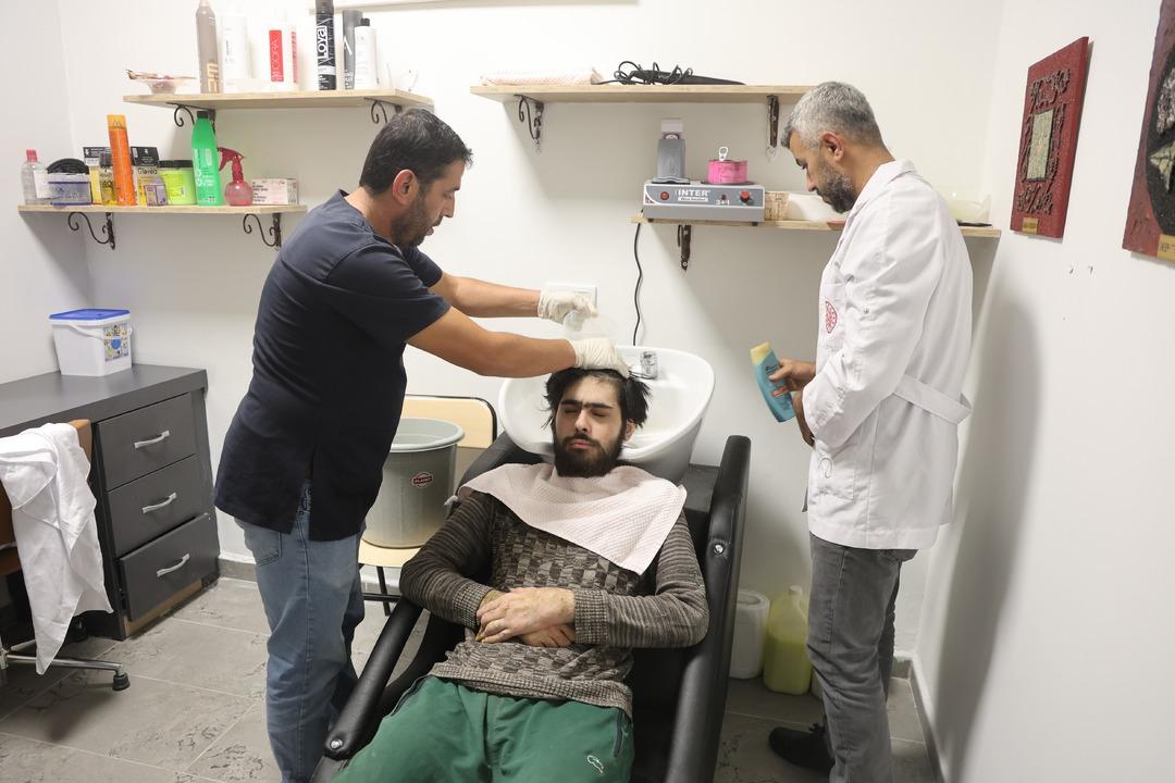 3 yıldır evden çıkmıyordu! İkna edildi, tıraş olup banyo yaptırıldı! İşte yeni hali... 2