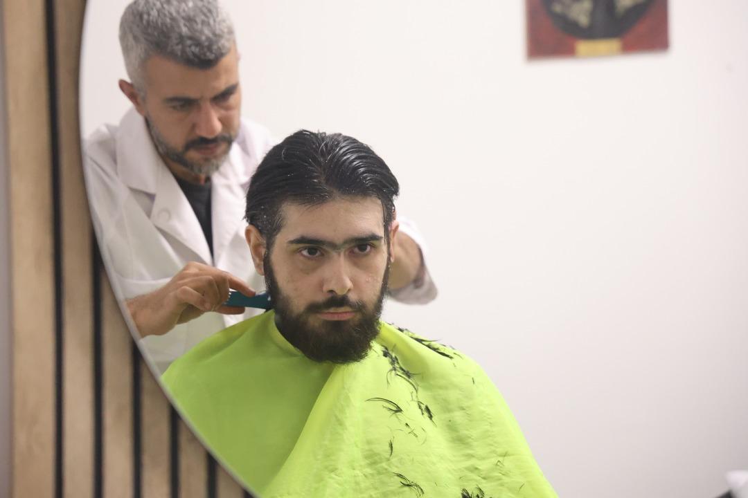 3 yıldır evden çıkmıyordu! İkna edildi, tıraş olup banyo yaptırıldı! İşte yeni hali... 6