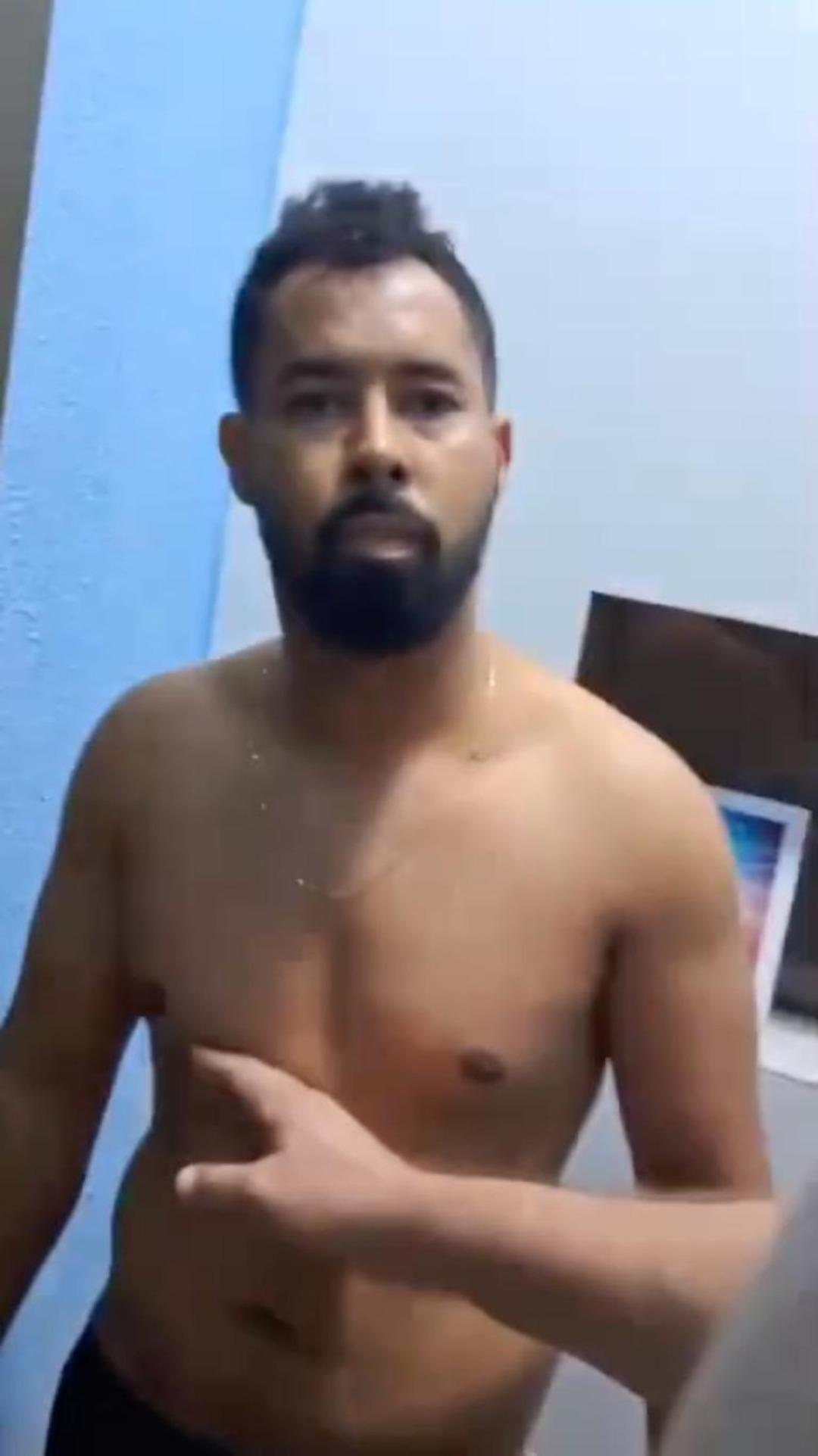 Papaz, yarı çıplak bir kadınla basıldı! Savunması bakın ne oldu 2