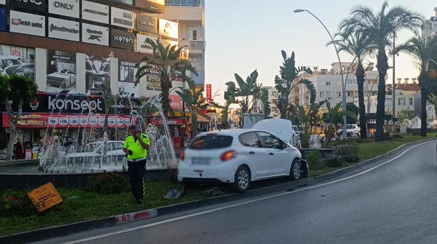 Otomobil refüje çıkıp direğini devirdi