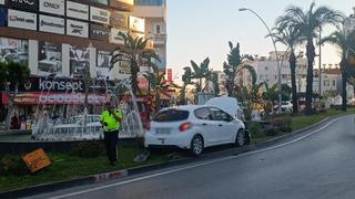 Otomobil refüje çıkıp direğini devirdi