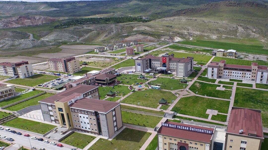 Torpil talebi ifşa oldu! Yanlış Cemil Çiçek e attığı mesajlar ortaya çıkan akademisyen hakkında harekete geçildi 2