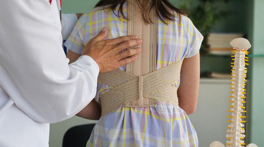 Uzmanı uyardı: Çocuklarda bu belirti varsa doktora götürün! İlerlerse fıtık ve skolyoza neden oluyor