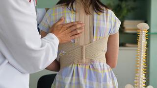 Uzmanı uyardı: Çocuklarda bu belirti varsa doktora götürün! İlerlerse fıtık ve skolyoza neden oluyor