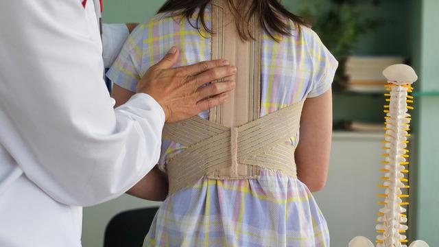 Uzmanı uyardı: Çocuklarda bu belirti varsa doktora götürün! İlerlerse fıtık ve skolyoza neden oluyor