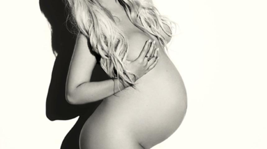 Christina Aguilera V dergisine poz verdi