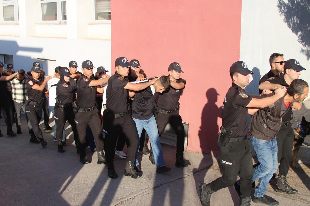 Karışmadıkları suç yok! Bayğaralar a operasyonda son perde: İp gibi dizildiler 3